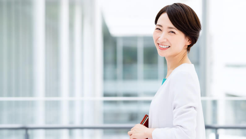 笑顔の女性