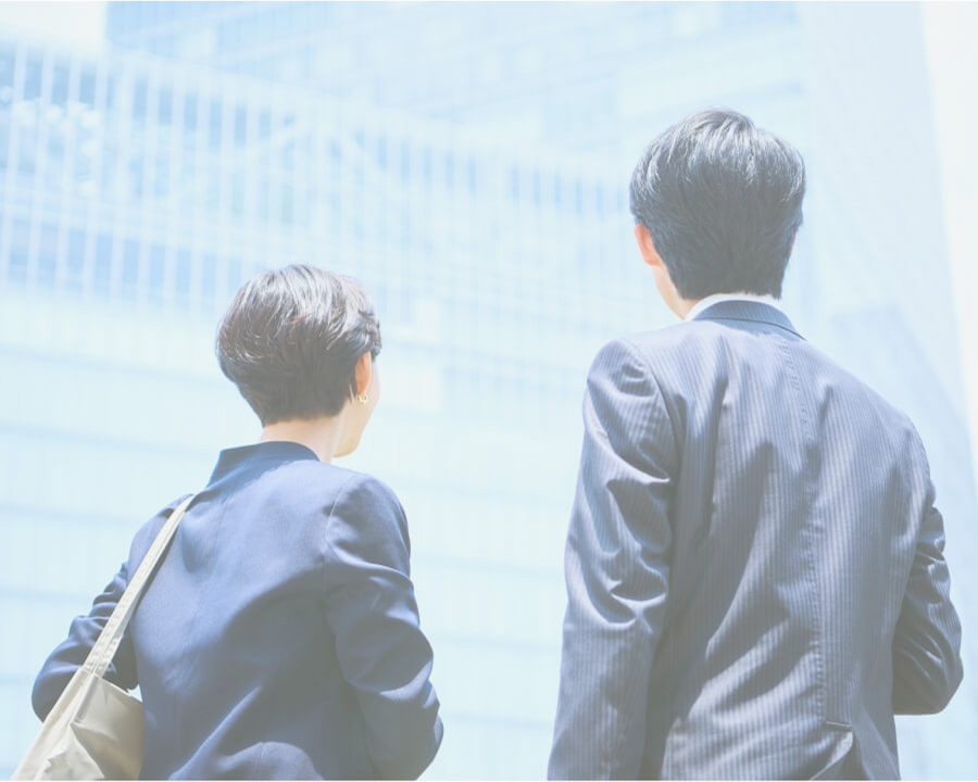 上を見上げる社会人